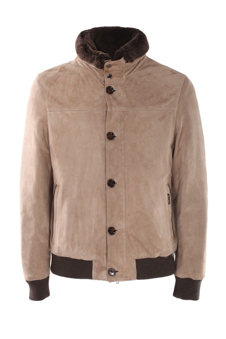 Shop MOORER  Bomber: Moorer piumino in camoscio "Cleros-UR". 
Collo staccabile in pelliccia di rex rabbit (Oryctolagus Cuniculus).
Collo chiuso da cinturino con alamaro in pelle.
Bavero con revers a dente.
Doppia chiusura frontale con abbottonatura a doppiopetto con preziosi bottoni in madreperla.
Zip frontale nascosta in metallo a doppio cursore.
Tasche laterali a filetto.
Composizione: 95% POLIAMMIDICA,5% POLIURETANICA.
Made in Italy.. CLEROS UR-U0252